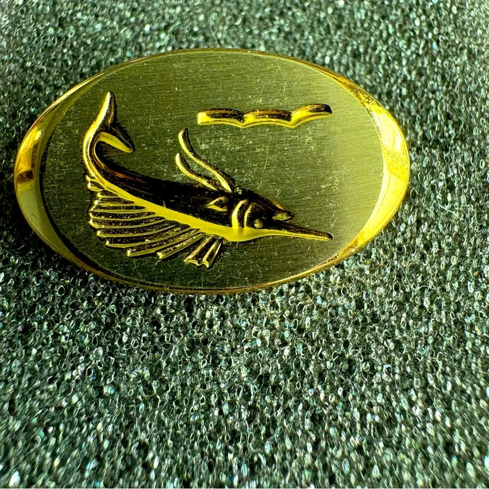 Vintage Gold Tone Etched Marlin Fish Bullet Style Cufflinks Mens Jewelry Luxury